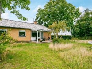 6 person holiday home in Tranek r في Tranekær: منزل من الطوب وامامه حديقة