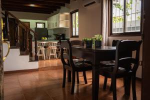 cocina y comedor con mesa y sillas en Mai Ke Kai Surf House, en Tamarindo