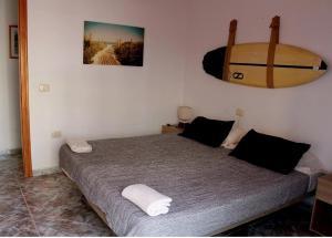 een slaapkamer met een groot bed in een kamer bij Terrazas del Sur in Los Abrigos
