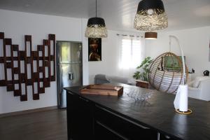 cocina con encimera negra en una habitación en Villa Perle - 2 suites, en Matoury