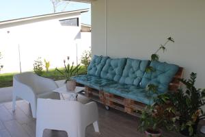 - un canapé vert dans le salon dans l'établissement Villa Perle - 2 suites, à Matoury