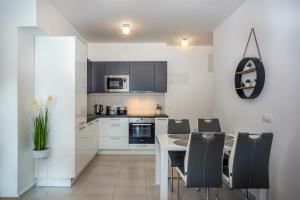 Kuchyňa alebo kuchynka v ubytovaní Grace Pine Apartment 2