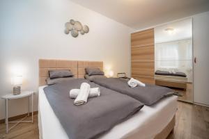 Posteľ alebo postele v izbe v ubytovaní Grace Pine Apartment 2