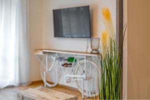 Televízia a/alebo spoločenská miestnosť v ubytovaní Grace Pine Apartment 2