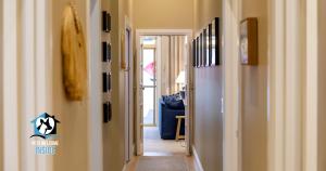 um corredor com paredes brancas e um corredor com um corredor em Seaspray Cottage Holiday Accommodation Victor Harbor em Victor Harbor