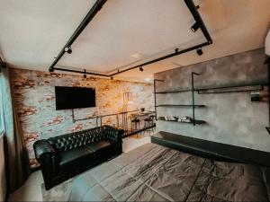 a living room with a couch and a television at Apartamento Luxo Executivo in Bento Gonçalves