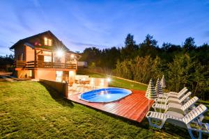 Bazén v ubytování Jungle House with private pool and hot tub nebo v jeho okolí