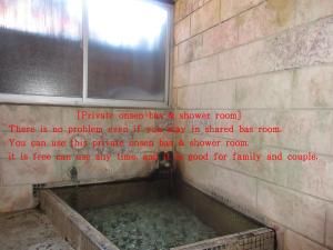 La salle de bains est pourvue d'une salle d'eau avec une fenêtre. dans l'établissement Shimaya, à Yamanouchi