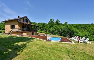 Bazén v ubytování Jungle House with private pool and hot tub nebo v jeho okolí