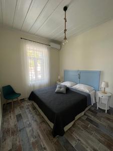 een slaapkamer met een groot bed en een raam bij 1922 Historic House in Kavala