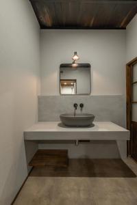 uma casa de banho com um lavatório e um espelho em Hitoiki em Nagahama