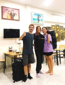 3 Personen, die sich für ein Foto mit ihrem Gepäck ausgeben in der Unterkunft Truong Son Luxury Homestay in Ninh Bình