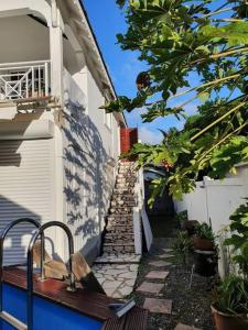 Το κτήριο όπου στεγάζεται  το διαμέρισμα +40 φωτογραφίες