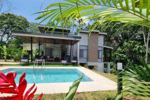 a house with a swimming pool in the yard at Villas Töcu-Casa Perezoso in Fortuna