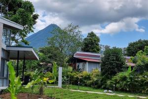 a house with a mountain in the background at Villas Töcu-Casa Perezoso in Fortuna