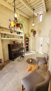 un soggiorno con pianoforte e tavolo di Interra Apart 1 Temporario a Salta