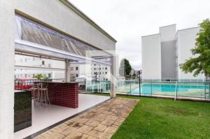 a balcony with a view of a swimming pool at Apartamento 2 Quartos Condomínio Clube 2 Vagas Garagem in Curitiba