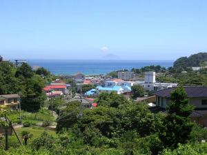 una ciudad con casas y el océano en el fondo en HealingDragon 　Sunrise house Shirahama, en Shimoda
