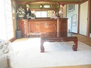 una mesa de madera en una sala de estar con espejo en HealingDragon 　Sunrise house Shirahama, en Shimoda