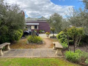 Κήπος έξω από το R&R Blue Diamond Luxury Cottage Maryborough, Vic
