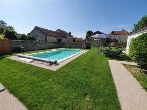 Bazén v ubytovaní Charmant Gîte avec Piscine Privative et Terrasse à Charroux, Village Médiéval - FR-1-489-394 alebo v jeho blízkosti