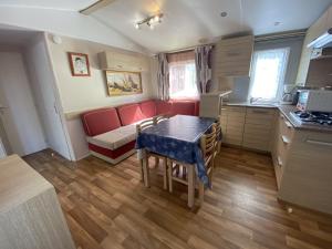 Fotografia z galérie ubytovania Mobile Home Confort à 20m de la Plage avec Parking - 4 Pers., Camping Cadoret, Fouras - FR-1-709-53 v destinácii Fouras
