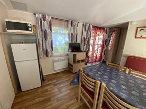Fotografia z galérie ubytovania Mobile Home Confort à 20m de la Plage avec Parking - 4 Pers., Camping Cadoret, Fouras - FR-1-709-53 v destinácii Fouras
