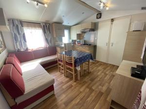 Fotografia z galérie ubytovania Mobile Home Confort à 20m de la Plage avec Parking - 4 Pers., Camping Cadoret, Fouras - FR-1-709-53 v destinácii Fouras