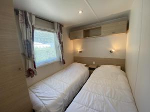 Fotografia z galérie ubytovania Mobile Home Confort à 20m de la Plage avec Parking - 4 Pers., Camping Cadoret, Fouras - FR-1-709-53 v destinácii Fouras