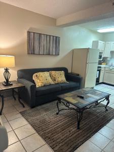 - un salon avec un canapé et une table dans l'établissement River Place Condos #509 1BD, 2 Bath, à Pigeon Forge