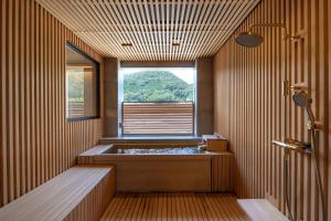 Mimasaka的住宿－季譜之里酒店，木墙内带窗户的桑拿浴室