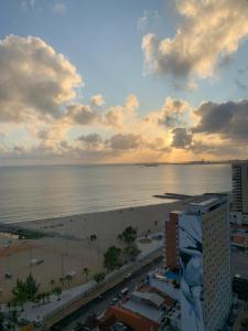 desde un edificio con vistas a la playa al atardecer en Appartement Duplex, en Fortaleza