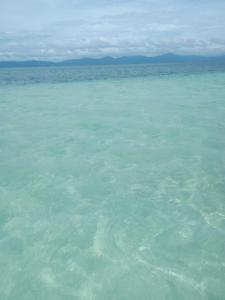 una vista del agua en el océano en Mares gunayarIslas en Nusatupo