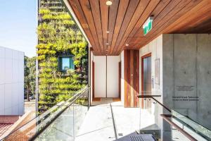 Sustainable Luxury in Australia's 1st Passive Apartment في سيدني: اطلالة خارجية على مبنى بجدار أخضر