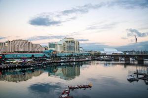 - Vistas a una ciudad con barcos en el agua en Sleek Chinatown Pad in the Heart of the CBD en Sídney