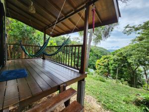 een hangmat op een terras met uitzicht bij Bigfin beach resort in Kota Belud