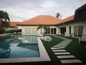 Fotografie z fotogalerie ubytování Pattaya Jomtien large pool 6 bed 5 bath villa v destinaci Jomtien pláž