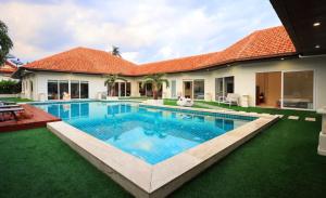 Fotografie z fotogalerie ubytování Pattaya Jomtien large pool 6 bed 5 bath villa v destinaci Jomtien pláž