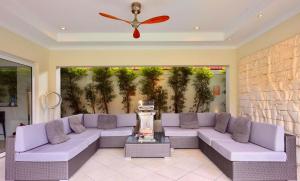 Fotografie z fotogalerie ubytování Pattaya Jomtien large pool 6 bed 5 bath villa v destinaci Jomtien pláž