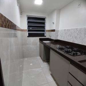 uma cozinha com um fogão e uma bancada em Apartamento em Teresópolis - RJ em Teresópolis