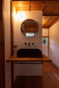 安來市的住宿－Ryokuinsansou-bettei - Vacation STAY 48641v，一间带水槽和镜子的浴室
