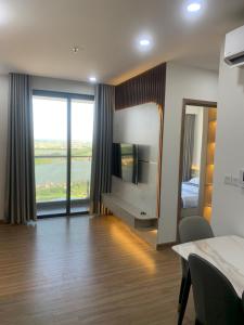 Habitación de hotel con espejo grande y ventana grande. en Chung cư ecopack, Phường Hải Tân Thành phố Hải Dương, en Bảo Thap