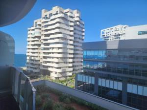 una vista de dos edificios altos y del océano en Appartement de luxe Marina Casablanca, en Casablanca