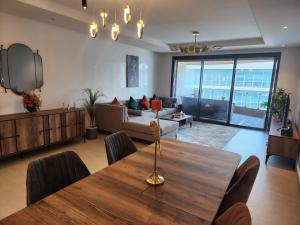 uma sala de estar com uma mesa de madeira e um sofá em Appartement de luxe Marina Casablanca em Casablanca