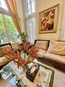 Afbeelding uit fotogalerij van Flower House Villa in Bogor