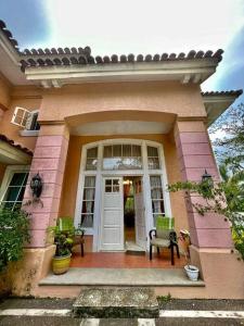 Afbeelding uit fotogalerij van Flower House Villa in Bogor +16 foto's