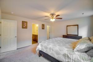 um quarto com uma cama e uma ventoinha de tecto em Charming Arkansas Getaway - Walk to Downtown! em Fort Smith