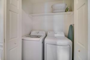 uma pequena lavandaria com máquina de lavar e secar roupa em Charming Arkansas Getaway - Walk to Downtown! em Fort Smith