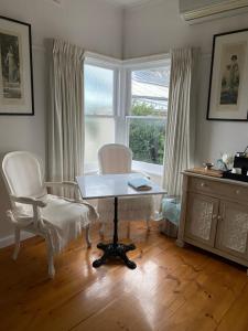 a room with a table and two chairs and a window at R&R Blue Diamond Luxury Studio Maryborough, Vic in Maryborough