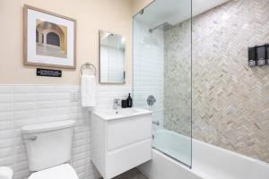 uma casa de banho com um WC, um lavatório e um chuveiro em SWJ 4th and 5th - Save on 2Day+ Stays_Duplex em Nova York